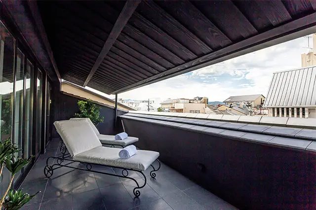 建物は、外からは2階建てに見えるけれど実際は4階建て。京都の伝統的な建築にのっとった造りだ。