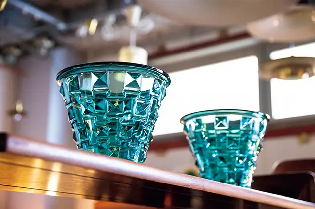 スウェ ーデンのサイモン・ゲー テによる花瓶 各￥35,0 00は1930年代のもの