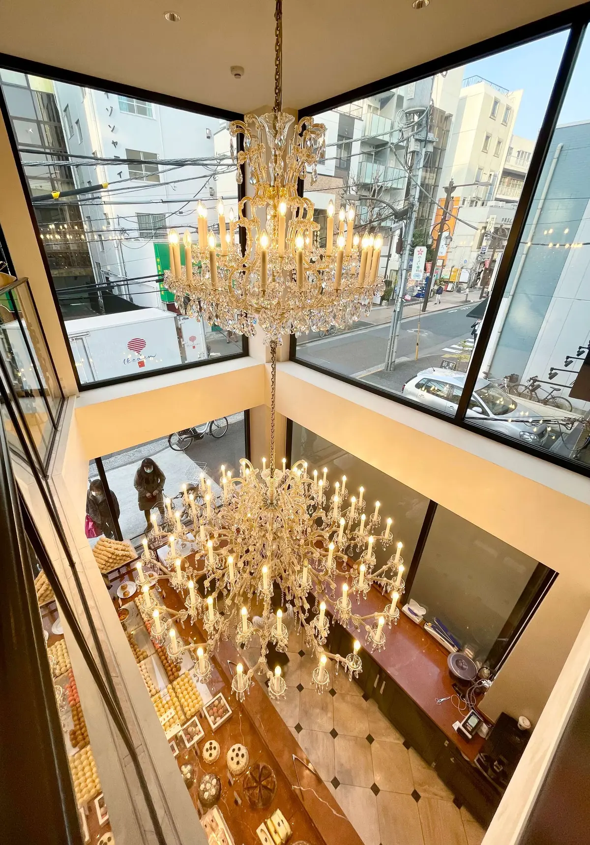 メルベイユ。スイーツ。スイーツ。専門店。「Aux Merveilleux de Fred（オー・メルベイユ・ドゥ・フレッド）」。フランスから取り寄せ。豪華。圧巻。シャンデリア