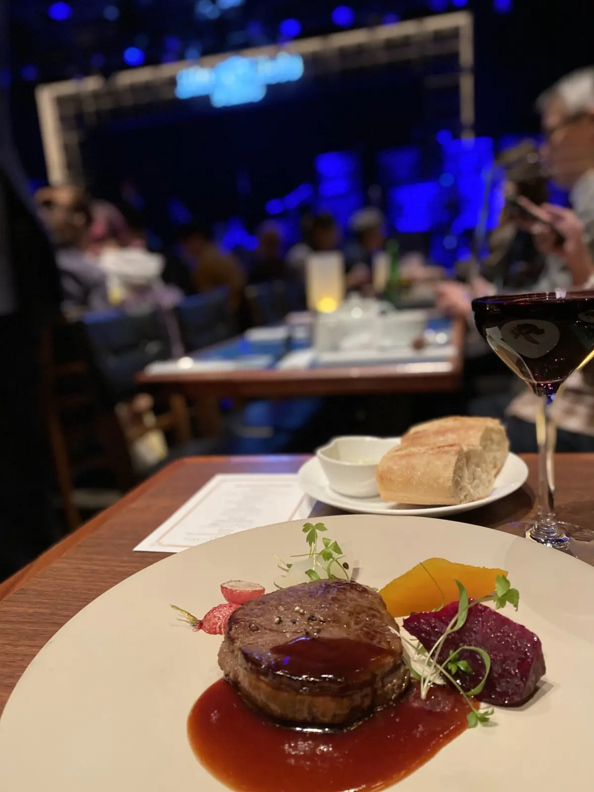 ブルーノート東京 ディナーコース メイン｜国産牛フィレのロティ ハイビスカスとビーツのソース