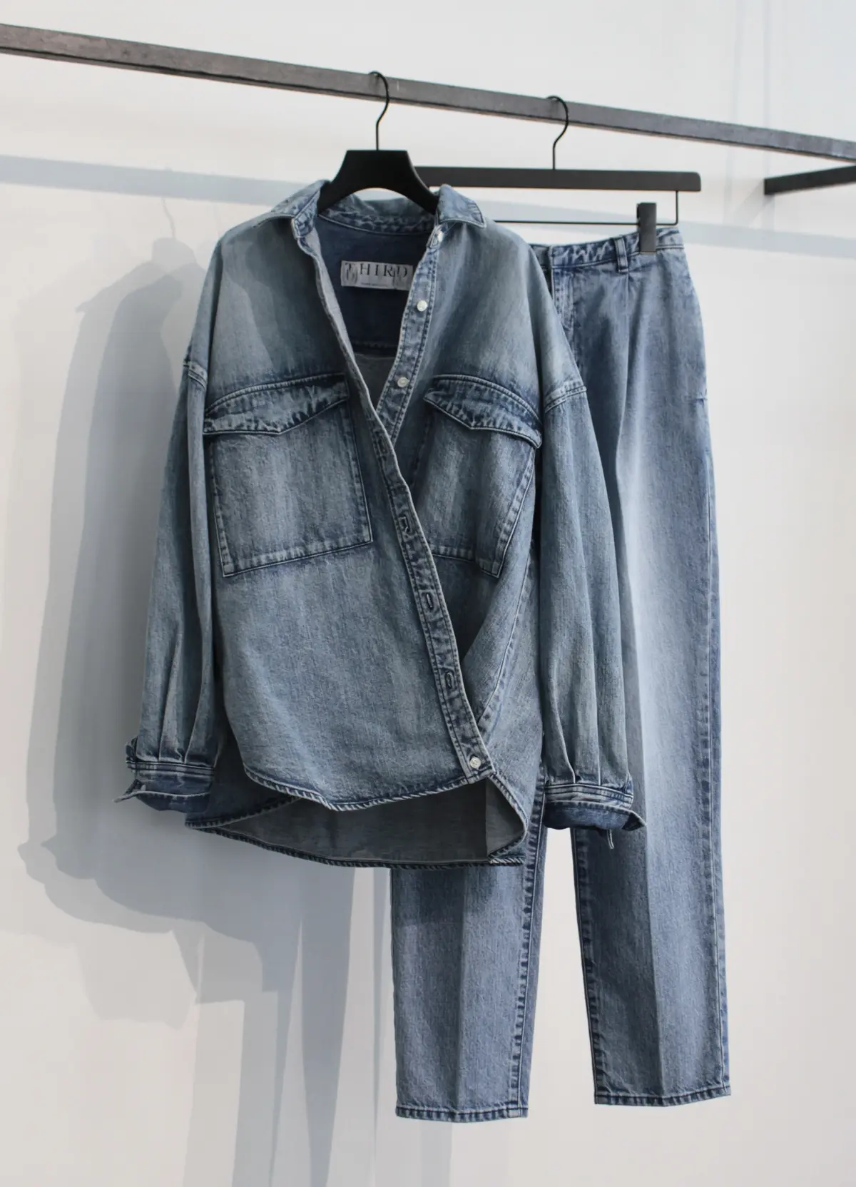 サードマガジン　テーパードデニムと同素材のシャツ