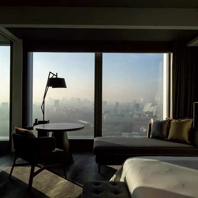 窓いっぱいに都心の眺めが広がる、デラックスルーム-皇居御苑ビュー-