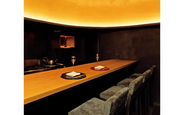 隠れ家のような小ぢんまりとした店内のカウンターは6席