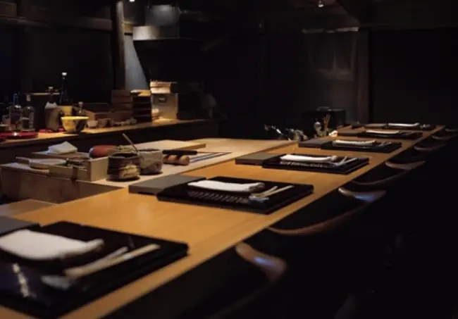 50代　ひとり旅　京都　丹後　西入る　築120年の蔵の2階にあるカウンターは最大7席