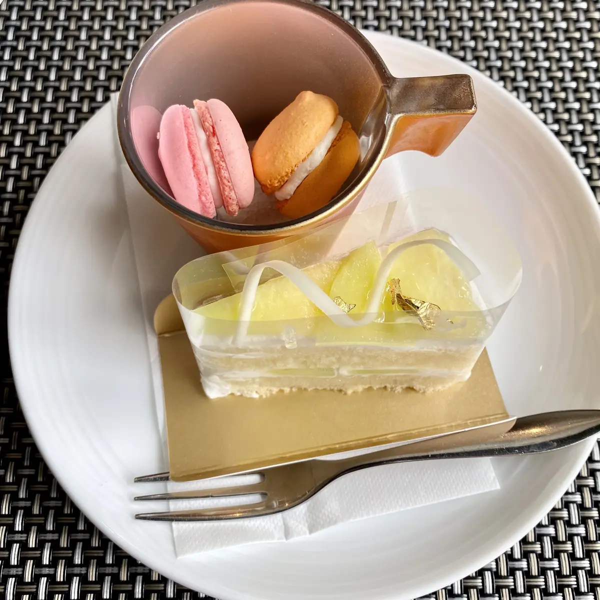 マカロンとメロンのケーキ