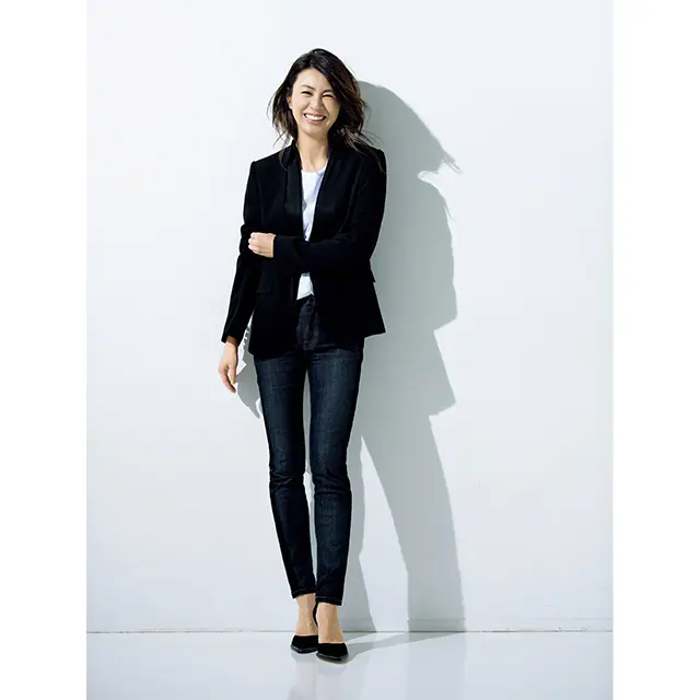 ブラックジャケットは、ふだん着っぽくラフに