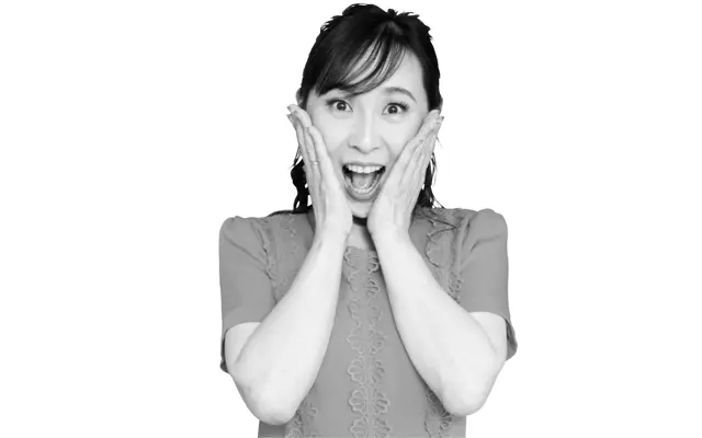 下半顔が逆三角形になるよう両手で押さえる