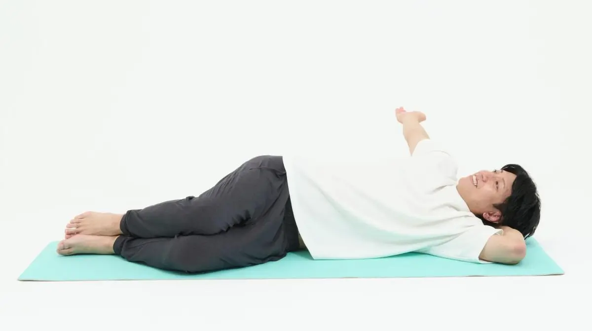 OurAge×Webエクラ　２）上になった手を真横に開いていきます。このとき、背骨をしっかりとひねるイメージで。肩が上がらないよう、リラックスして行います。深呼吸とともに、左右各30秒ずつ。