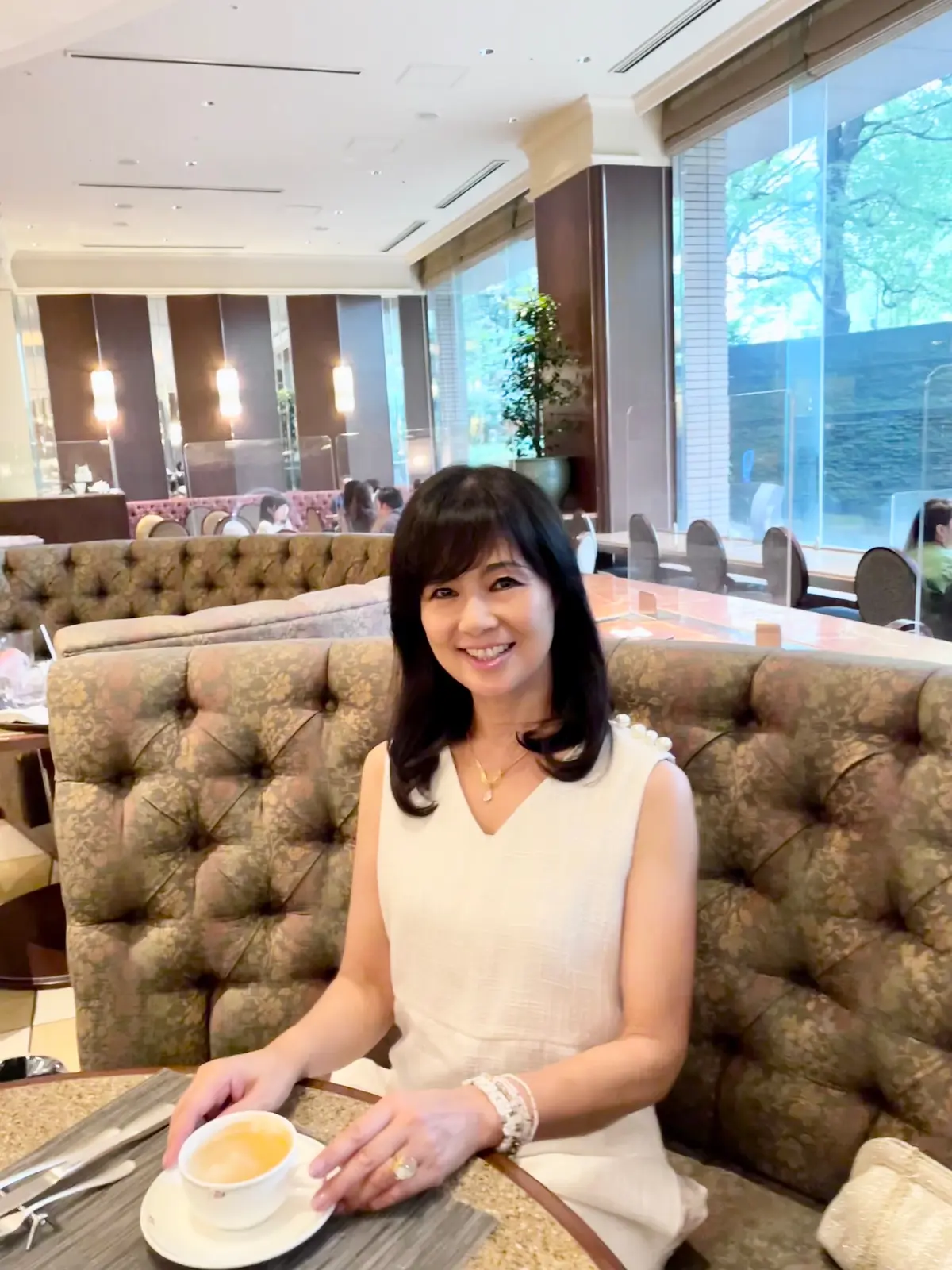 MID'OR、ロイヤルパークホテル、ロイヤルパークホテル水天宮、豪華、薔薇の絨毯の階段、結婚式、人気、フォトスポット、白、ホワイト、オールインワン、ホワイトコーデ、大人オールインワン、天然石、キャッツアイ、ネックレス、リング、ゴールド、大ぶりアクセサリー、ジュエリー、アクセサリー、ブレスレット、シェル、ビーズ、シンフォニー、ランチ、ブュッフェ、ランチブュッフェ