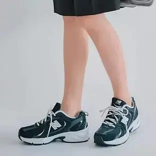 スウェード×メッシュでシックな装いにもフィット 定番のブラックスニーカー New Balance 530