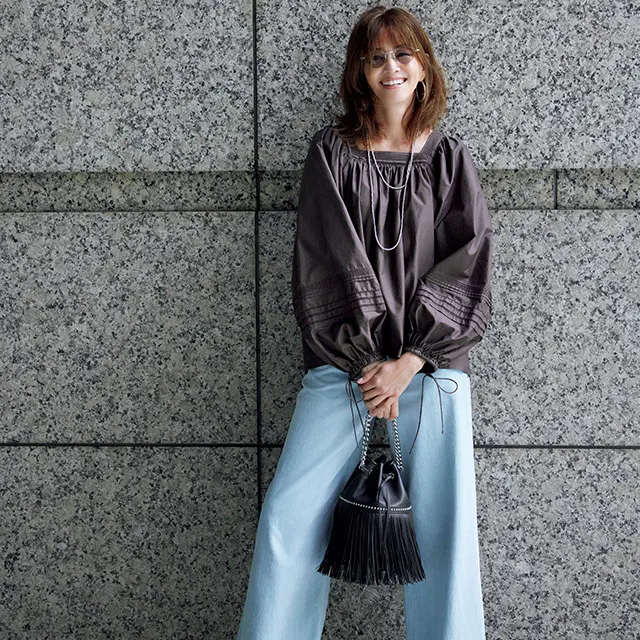 カジュアルなデニムも ブラウスでおしゃれ度を増して