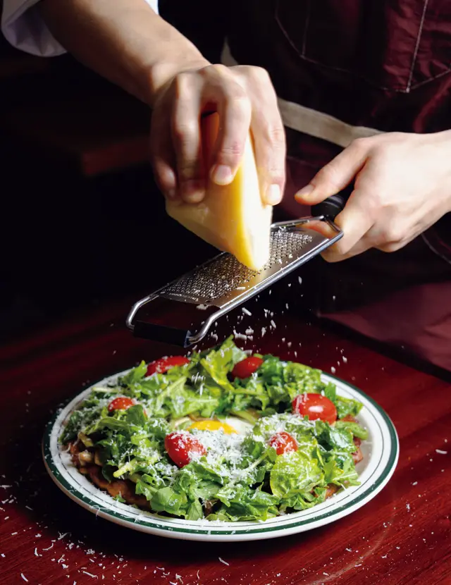 おからで作られたチヂミのような生地に、ベビールッコラやトマトなど新鮮な野菜をたっぷりのせた新感覚の「ルッコラビジジョン」W16,000　