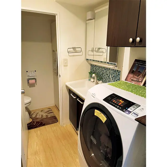 ）狭くて動きづらかった洗面所。ユニットの洗面台が奥につ いていたため、洗濯機を出入口付近にしか置けなかった