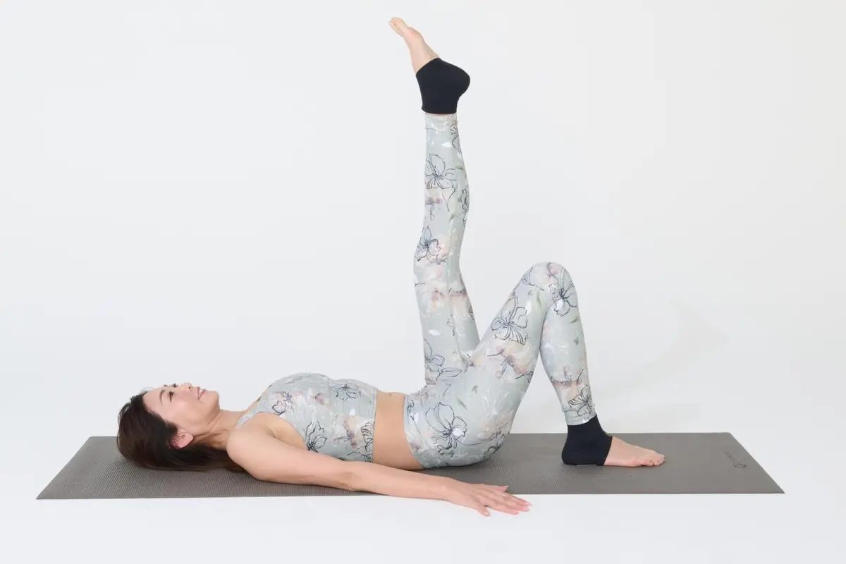 OurAge×Webエクラ　②次に、左脚を真っすぐ上に上げます。