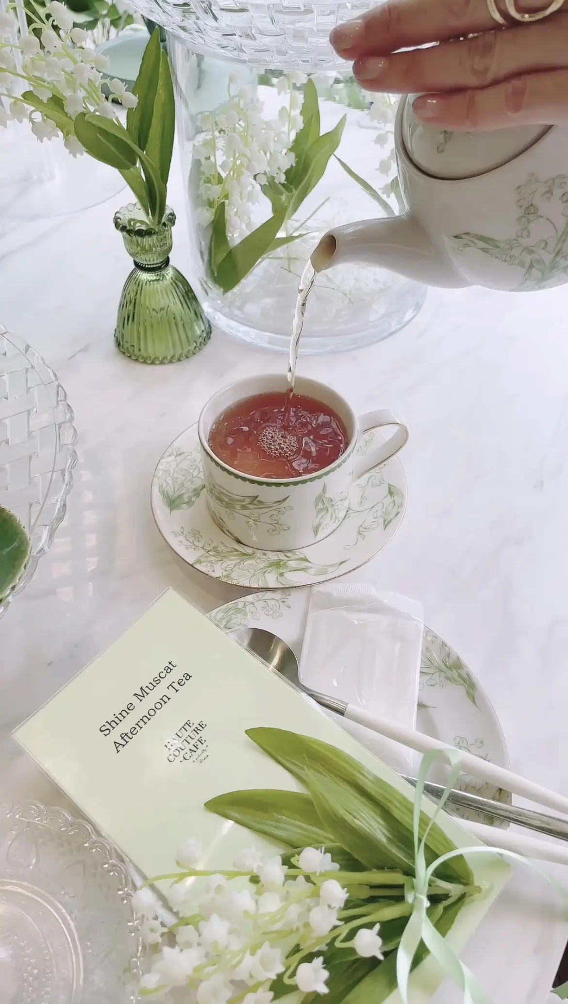 夏、夏ワンピース、夏ワンピ、ワンピ、白ワンピ、ロングヘア、黒髪、黒髪ロング、HAUTE COUTURE・CAFE nakameguro 、HAUTE COUTURE・CAFE 、中目黒、アフタヌーンティー、マスカット、すずらん、ケーキ、スイーツ、花束、ピンクの花束、白ワンピース、ホワイト、ホワイトワンピース、ワンピース、ノースリーブ、ノースリーブワンピース、パフェ、アイス、お花、お花の世界、お花の内装、店内、お花の店内、お花の装飾、アフタヌーンティー専門店、Shine Muscat Afternoon tea、たっぷりフルーツのすずらんsoda付き、 7/3~9/16期間限定、期間限定、バースデー、バースデープラン、バースデーケーキ、デコレーションケーキ、ホールケーキ、オリジナルポット、オリジナル、お皿、カップ、オリジナルカップ、すずらん柄、スイーツ、紅茶、ライチティー、ティー