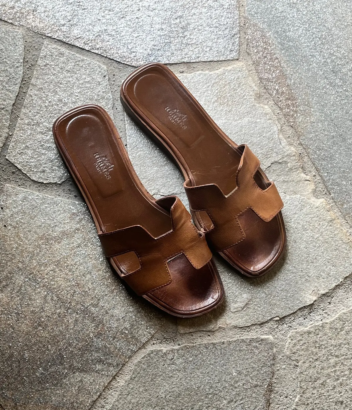 サンダルはエルメスのオラン