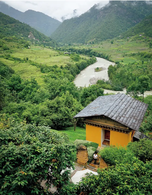 『コモ ウマ プナカ』は、「モ・チュ」川沿いの小高い丘の上に位置している。手前の建物は、コモ シャンバラのスパ施設。