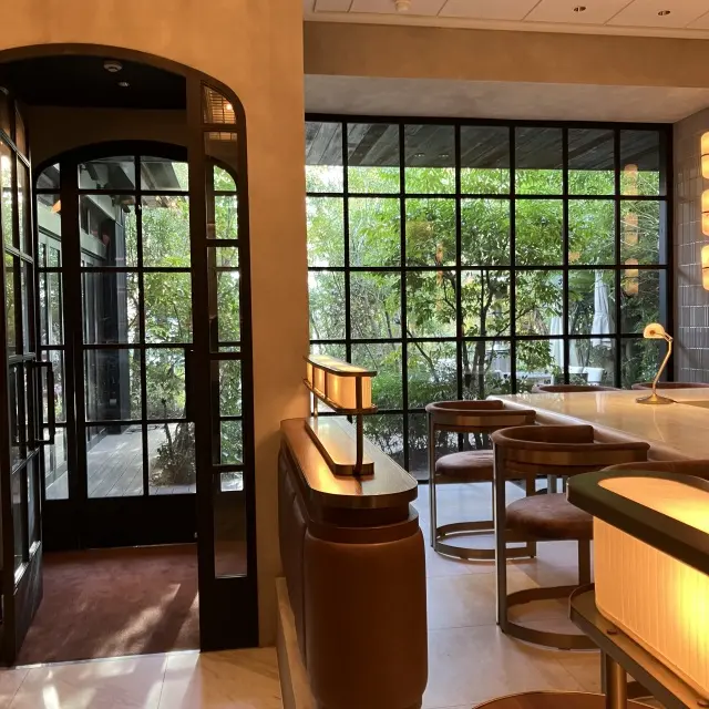 表参道の裏路地に佇む邸宅レストランの画像_2