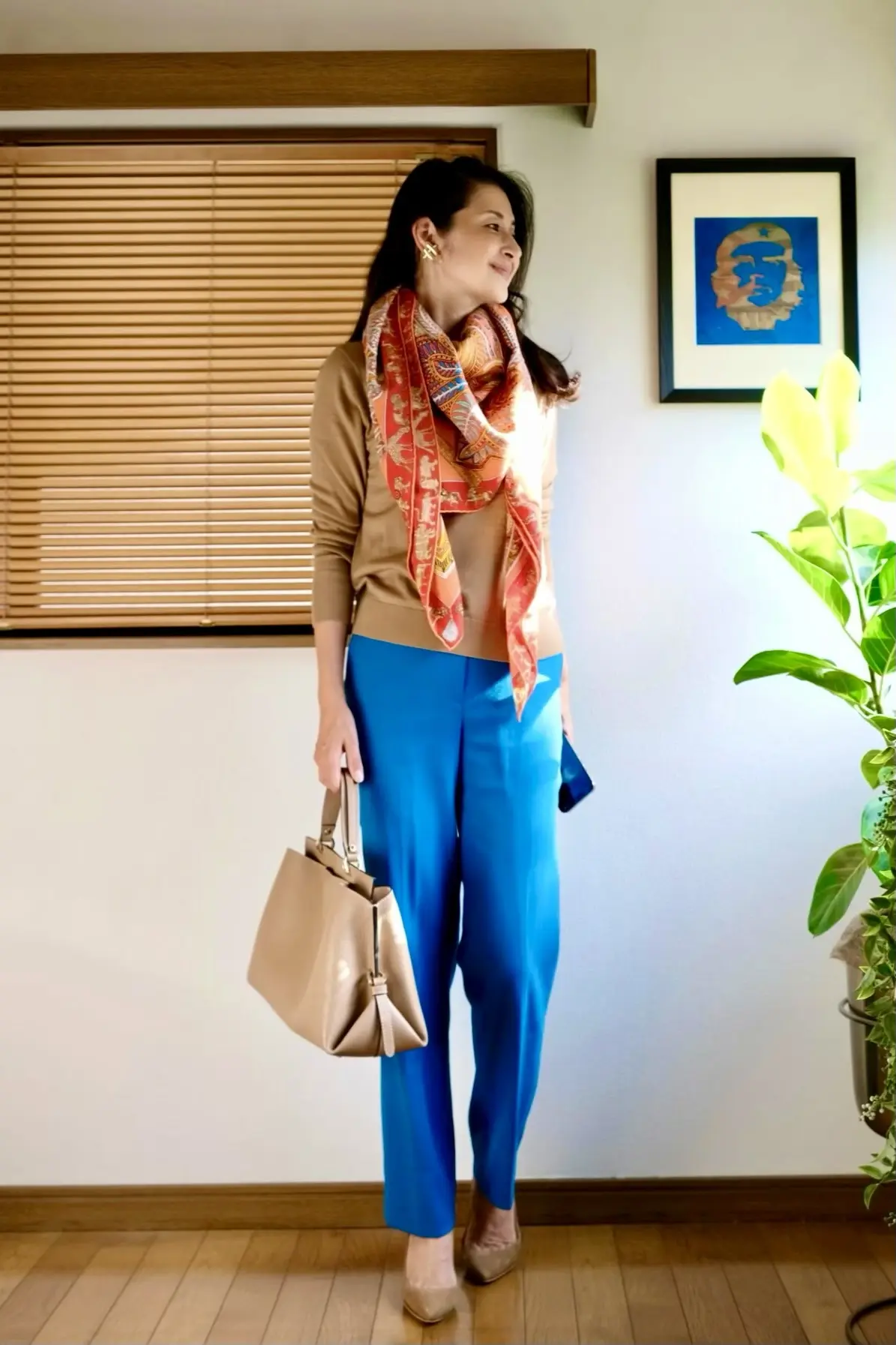 ユニクロのベージュニット、鮮やかなブルーの細めストレートパンツ、ベージュのパンプス、オレンジ系スカーフ柄ストール