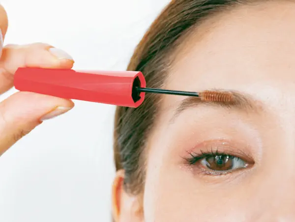 アイブロウマスカラで眉トーンを均一に整える