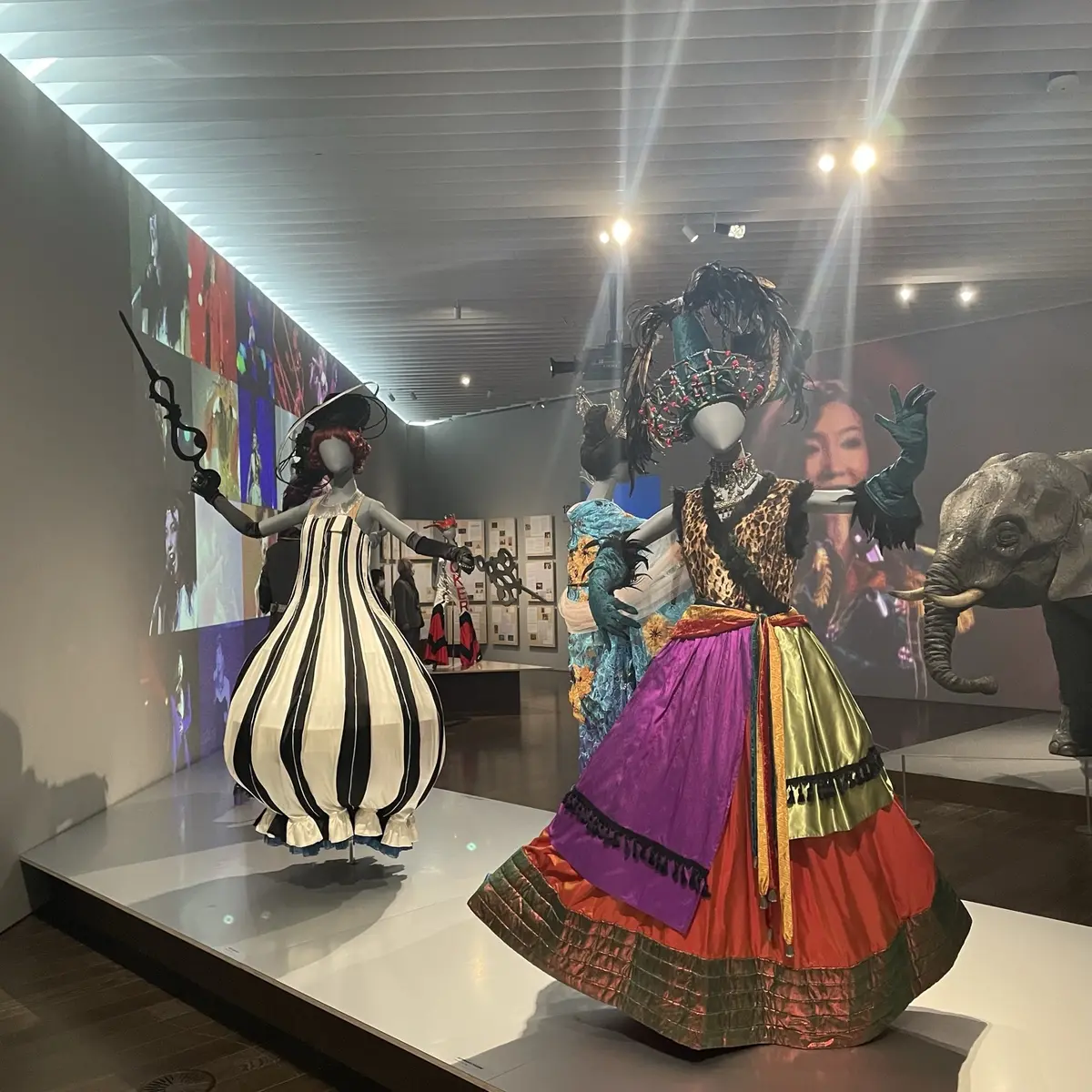 ユーミンの展覧会「YUMING MUSEUM」衣装の展示