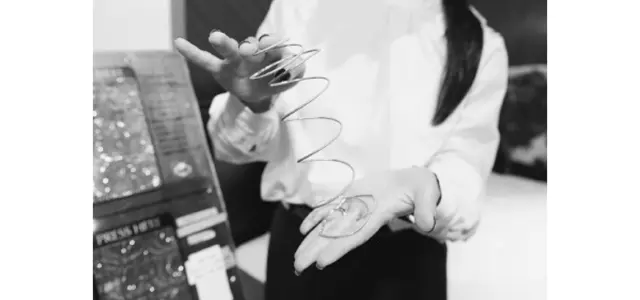 コイルの上部の突起が特徴的な、特殊なコイルを使用