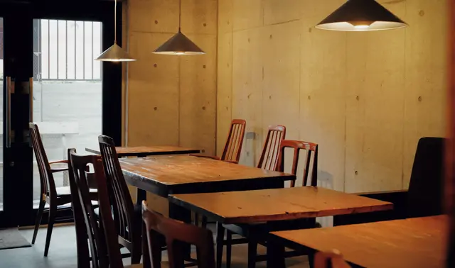 セラーに入ってお客自らワインをセレクトすることも