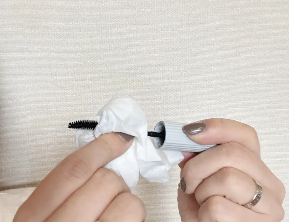 マスカラのブラシ部分を拭く