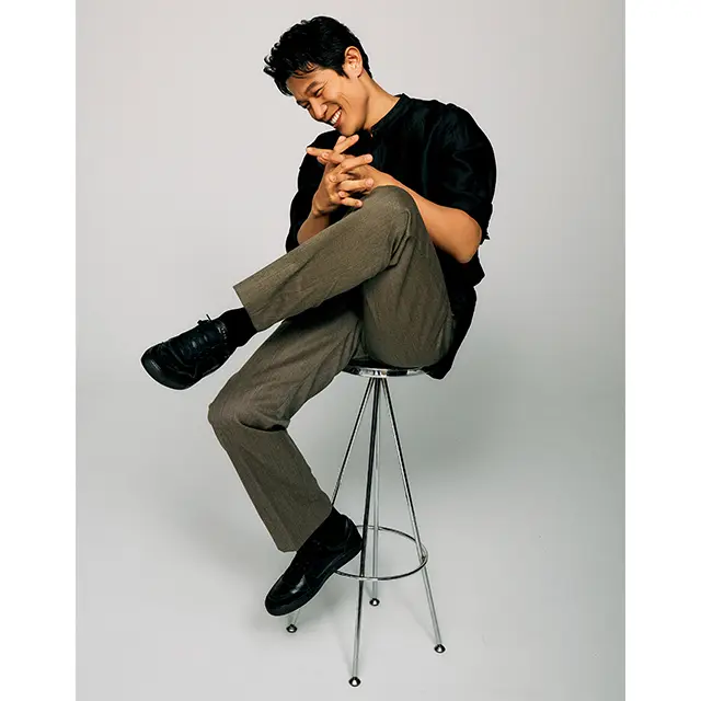 鈴木亮平さん全身