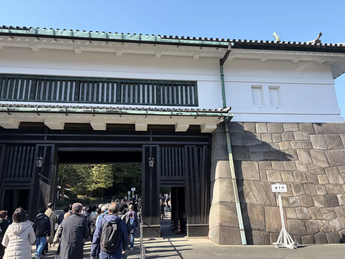 皇居乾通一般公開に向かう、坂下門の様子