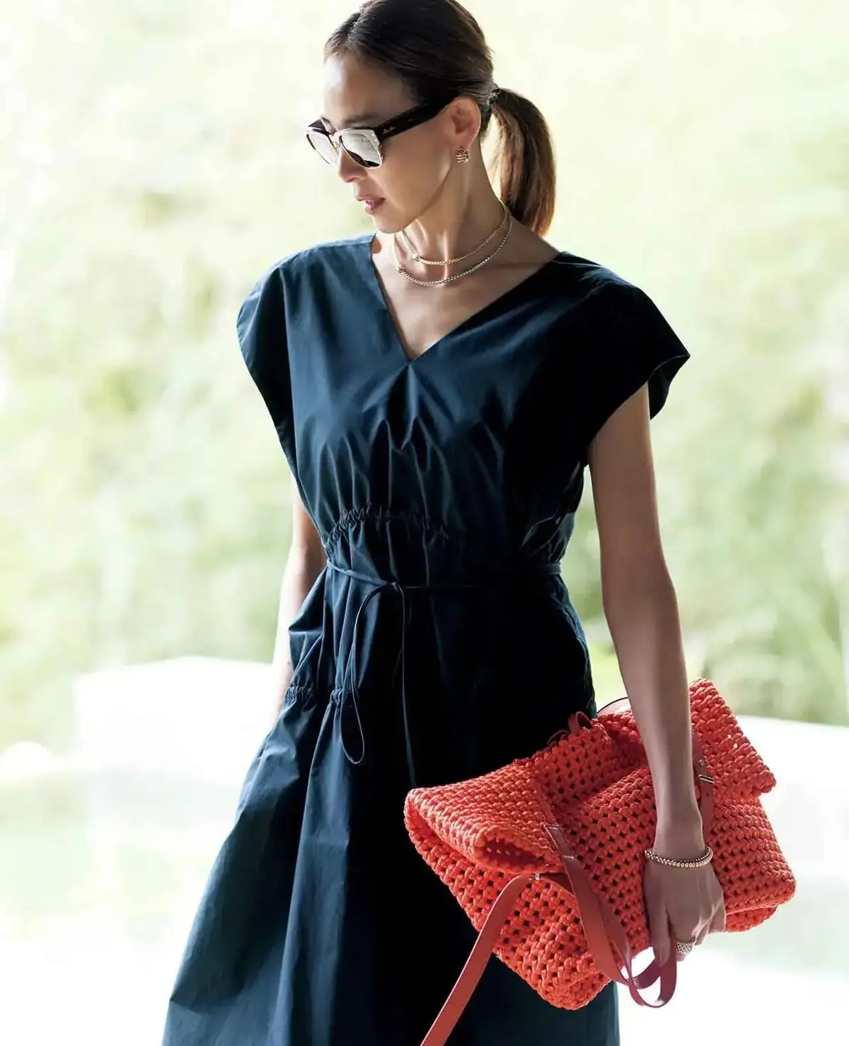 女性らしいメリハリのある「ウエストマーク」