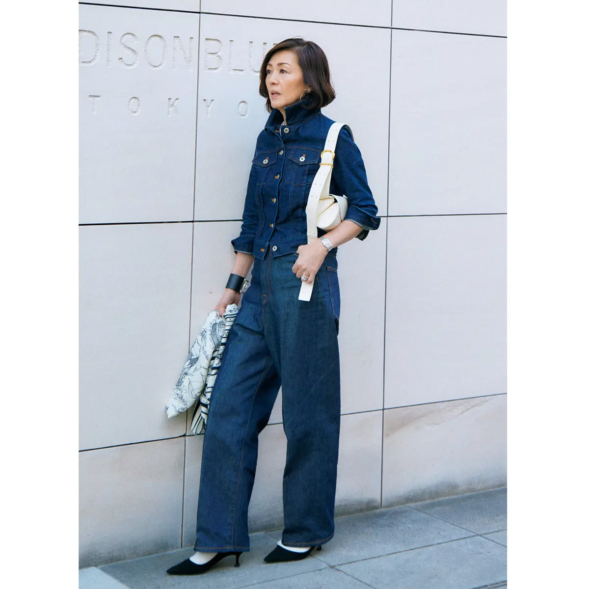 インテリアライター・エディターの鈴木奈代さん。 ジュエリーをたっぷりと足して、クラス感も