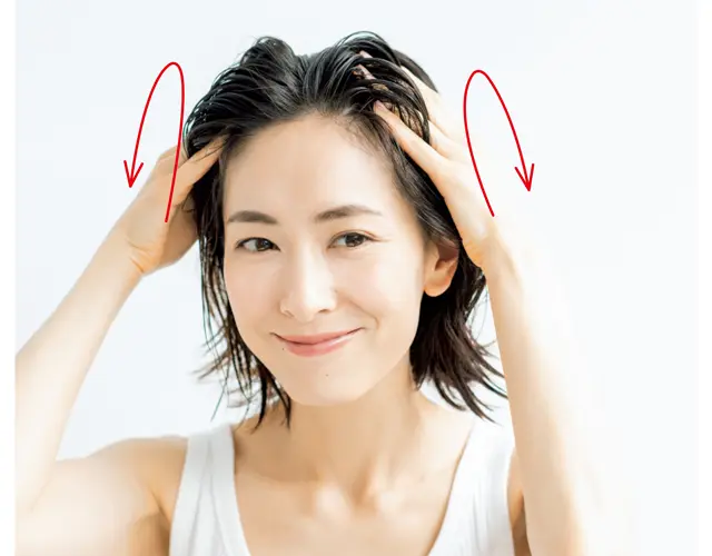 ハチの部分（側頭部）でシャンプーを泡立てる