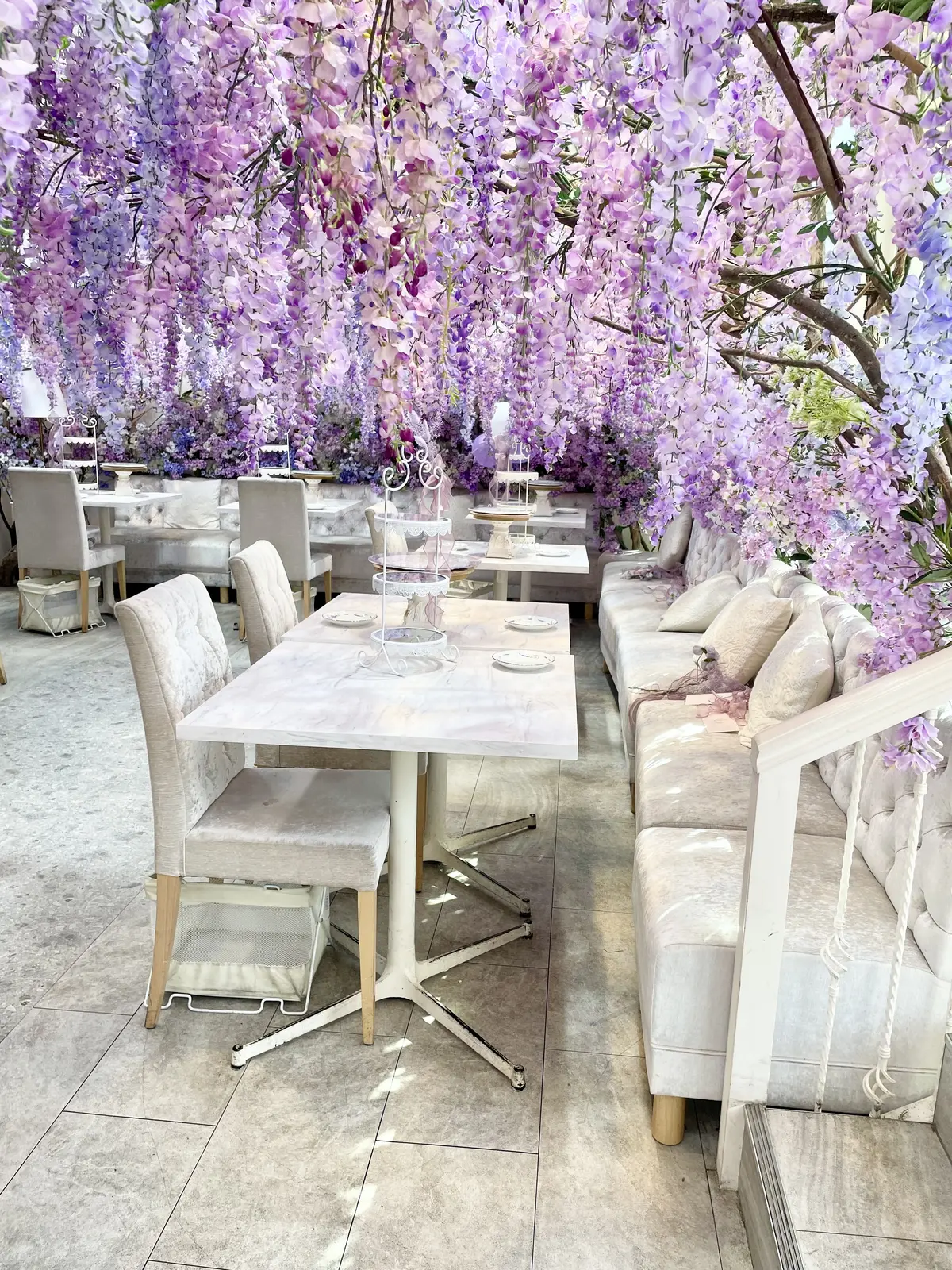 ソファ、テーブル席、Blouse、Skirt、vis、Shoes、shoel mine、スイーツ、パルフェ、パフェ、ケーキ、チョコレート、藤棚、藤、アーティフィシャルフラワー、クロワッサン、スープ、生ハム、オードブル、セイボリー、薄紫、紫色、紫、白、ブラウス、白ブラウス、フリル、フリルブラウス、シースルー、ストライプ、ロングヘア、パープル、purple、カップ、お茶、カフェ、カフェラテ、店内、HAUTE COUTURE • CAFE、HAUTE COUTURE • CAFE表参道、期間限定、Purple Afternoon Tea、オートクチュールカフェ、オートクチュールカフェ表参道、表参道、カフェ、アフタヌーンティー、HAUTE COUTURE CAFE、HAUTE COUTURE CAFE表参道、