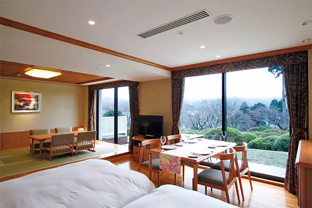 お部屋プランの洋食。ほかには芦ノ湖が眺められるテラスつきのフランス料理「ヴェル・ボワ」、日本料理「つつじの茶屋」でも、美しい景色とともに美食が味わえる