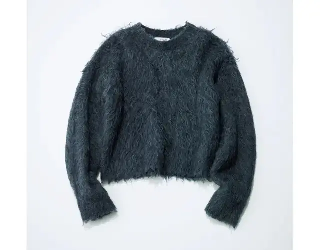 ボリュームニットは短め丈で着膨れなし