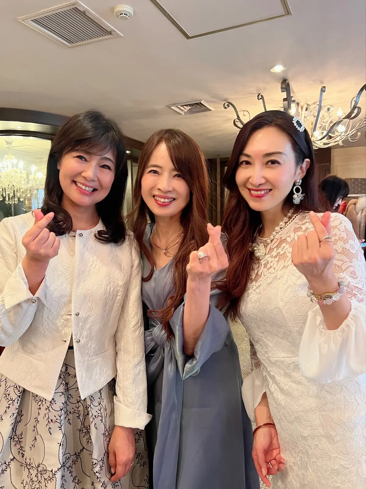 イタリアン、店内、Angepatio、Restaurant、アンジェ パテオ、3人、ハート、白、ジャケット、白ジャケット、白ワンピース、レース、レースワンピース、ベージュワンピース、刺繍、ブルーワンピース、ロングヘア、ボブ、ロングボブ