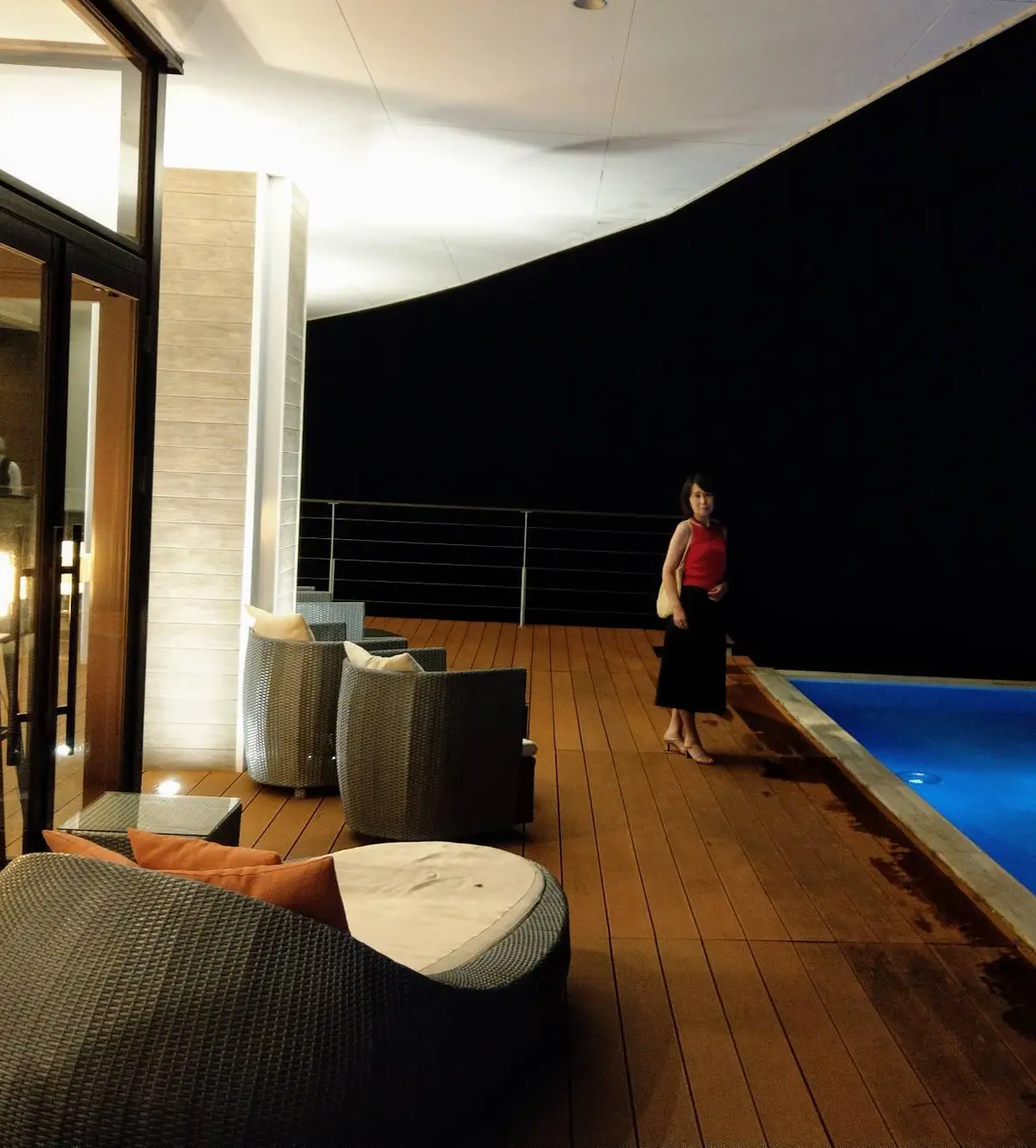 天草の恵みを堪能した後は、プールサイドをお散歩♪上機嫌でお部屋まで戻りました