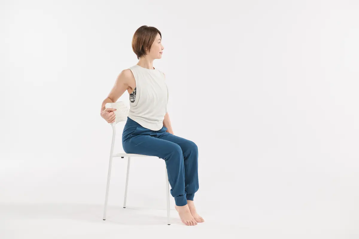 デスクワークの合間に 体の前側を伸ばすストレッチ そのまま体を反対側にねじり、視線も外側に向ける