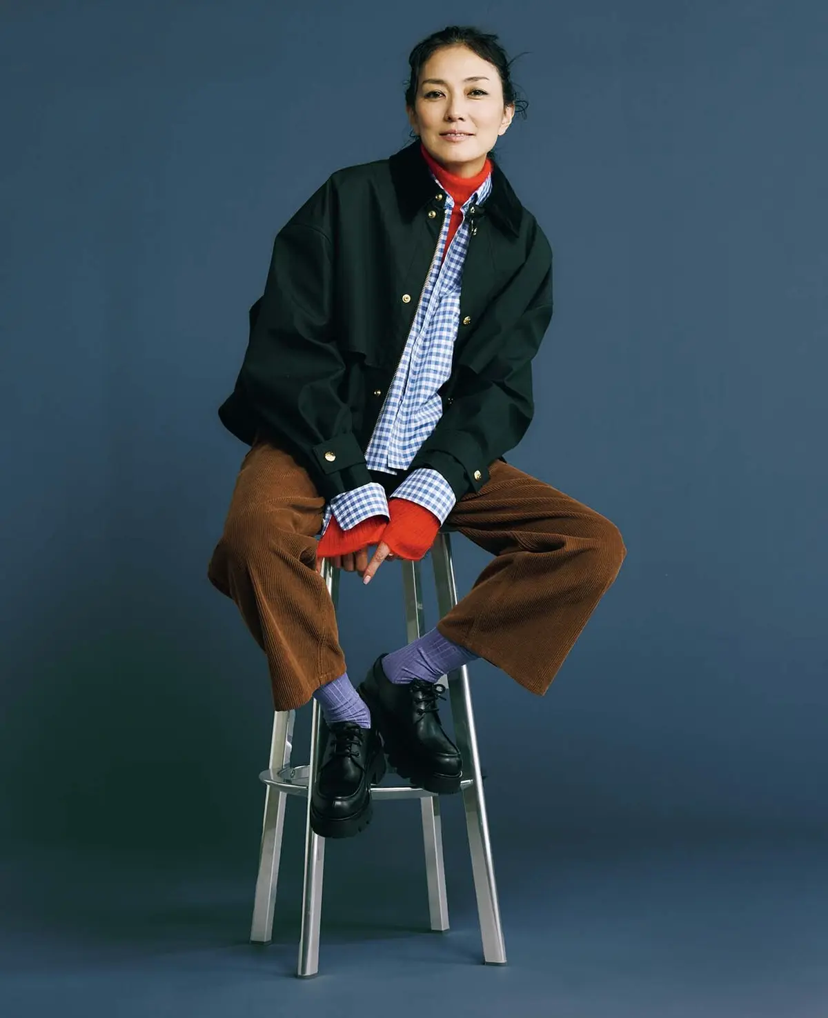 ボーイッシュな アイテムに効かせた 鮮やかカラーに心はずませて