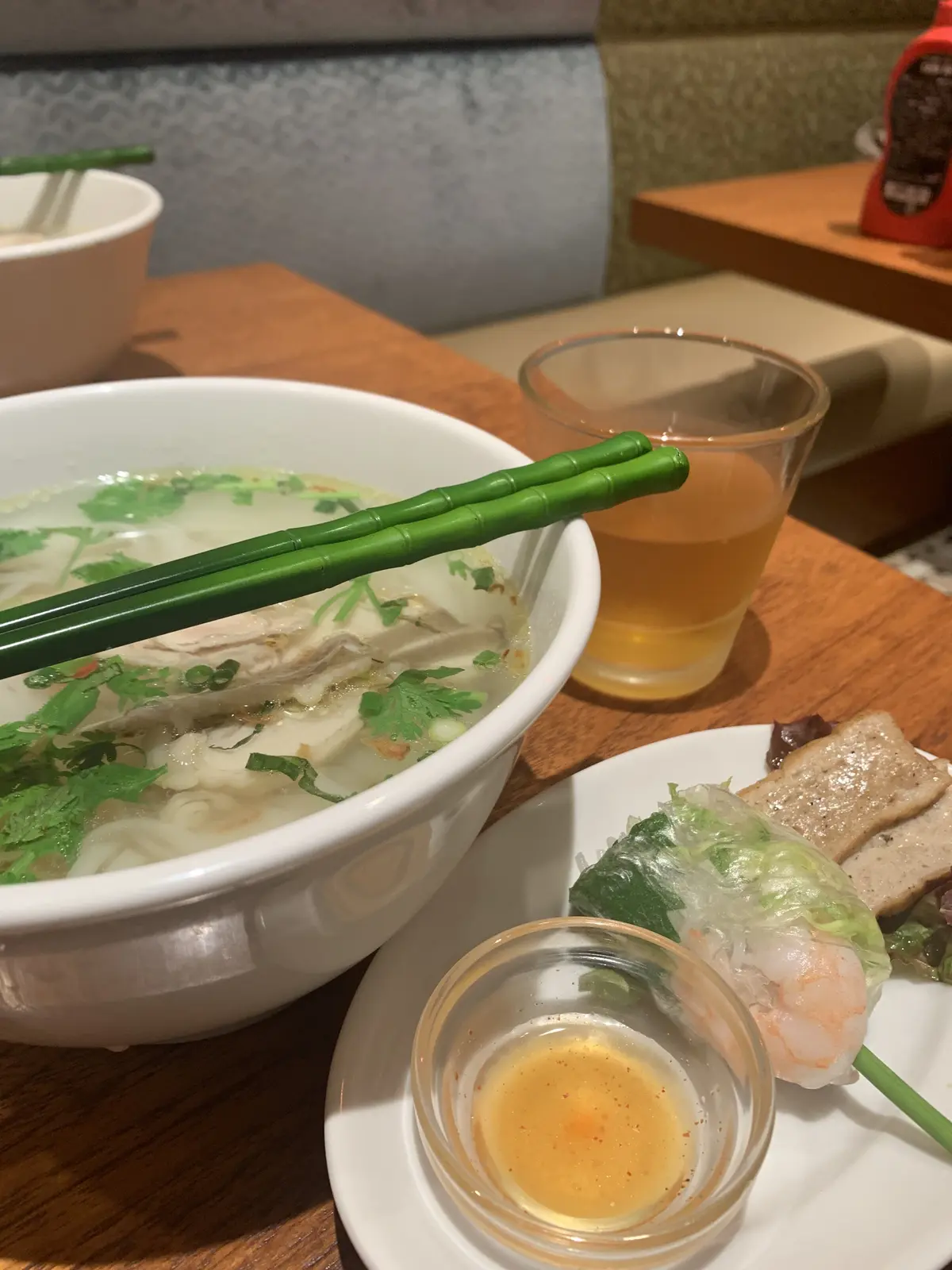 東京ミッドタウン日比谷の地下「HIBIYA　FOOD　HALL」のベトナム料理店のフォーと生春巻き