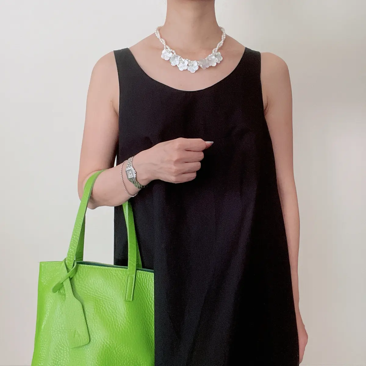 黒ワンピース×グリーンバック