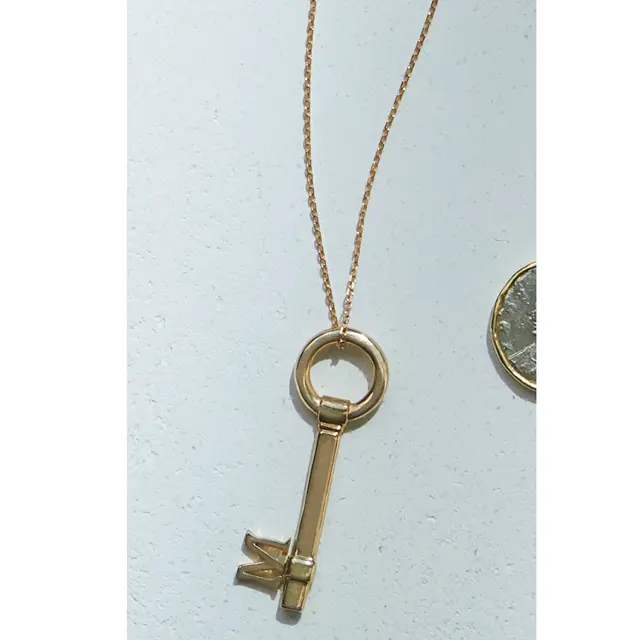 最も象徴的なシグネチャーであるイニシャルが