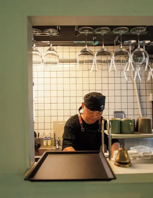 厨房で仕込み中のオーナーのイ・シヒョン氏