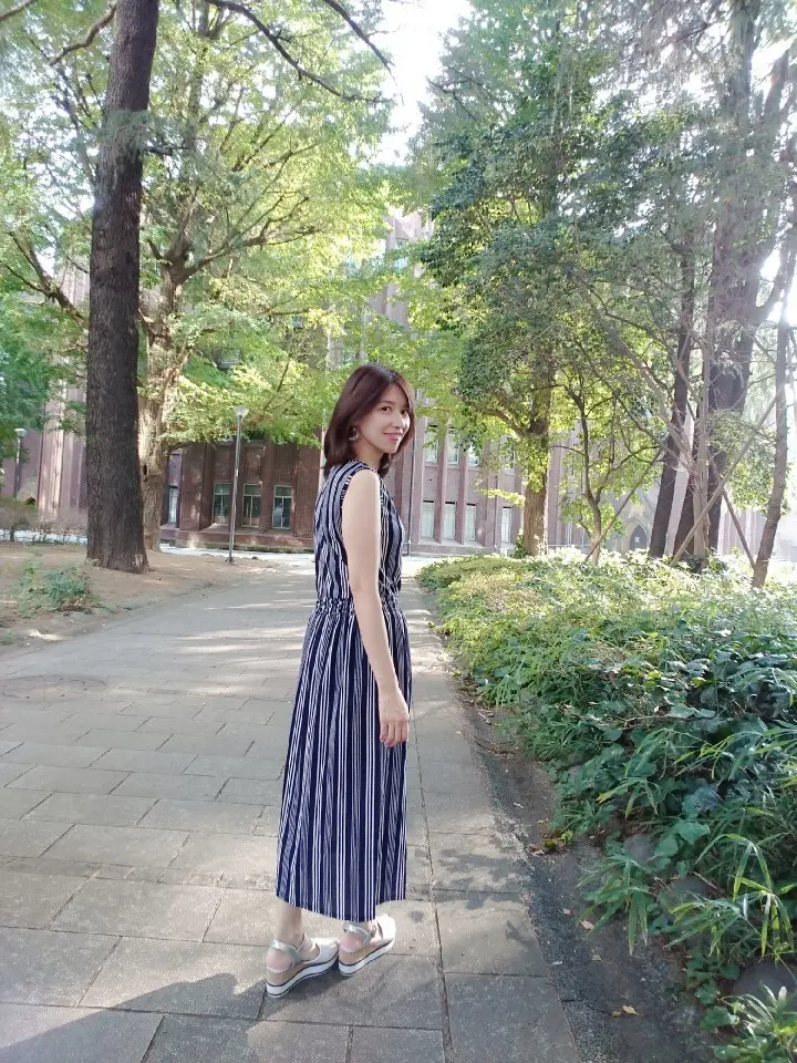 着やせ効果のあるお洋服で自分を勇気づけ♪濃いネイビーの縦ストライプワンピースで気分を上げて