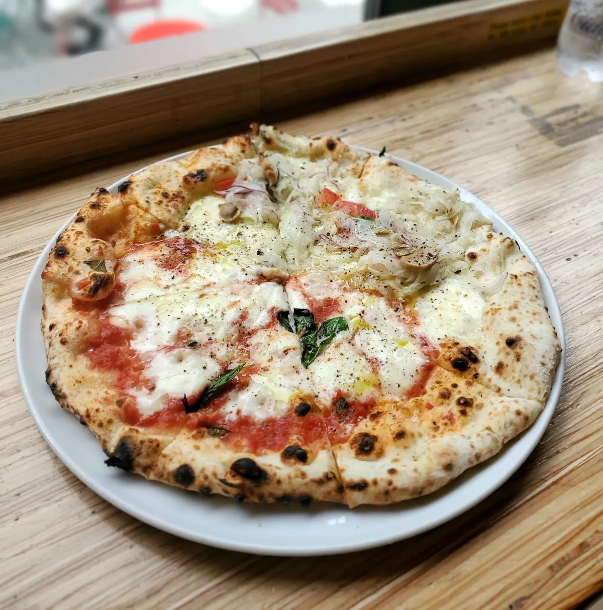 一番人気のマルゲリータと富良野産オニオンのハーフ&ハーフにしました。