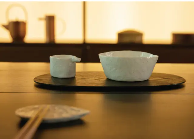 紙のように薄く繊細な質感が人気のパク・ソングク氏の白磁。碗W50,000、ピッチャーW45,000