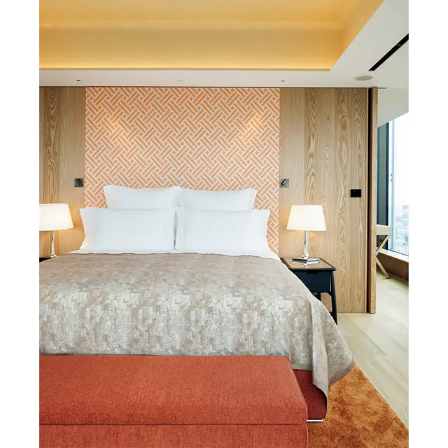 ぬくもりあるデザインに 包まれて、よく眠れるデ ラックススイートの寝室。 