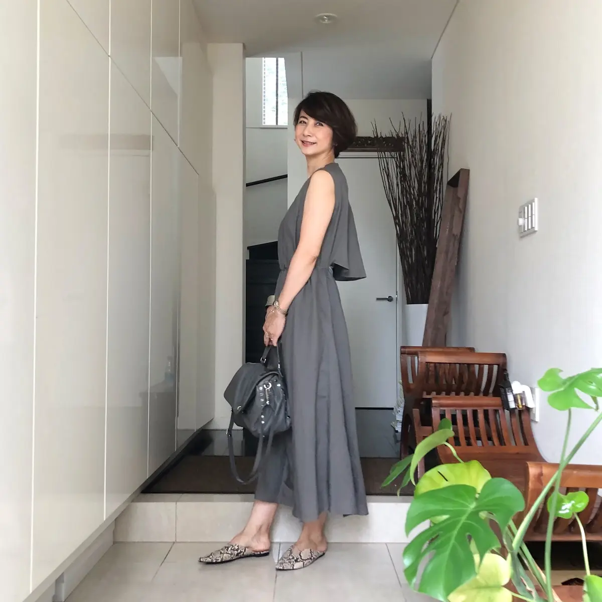 雰囲気出しワンピースでワントーンコーデの画像_1