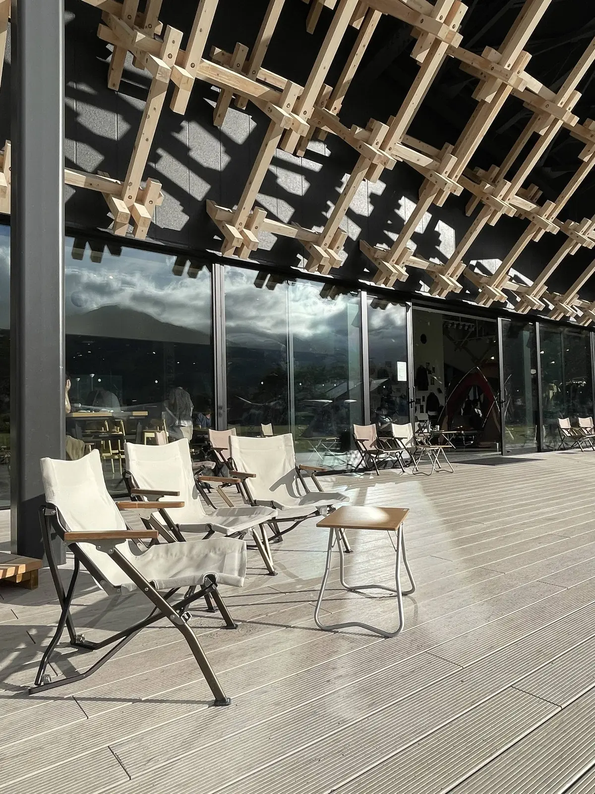 スノーピーク白馬内の「スターバックスコーヒー」テラス席